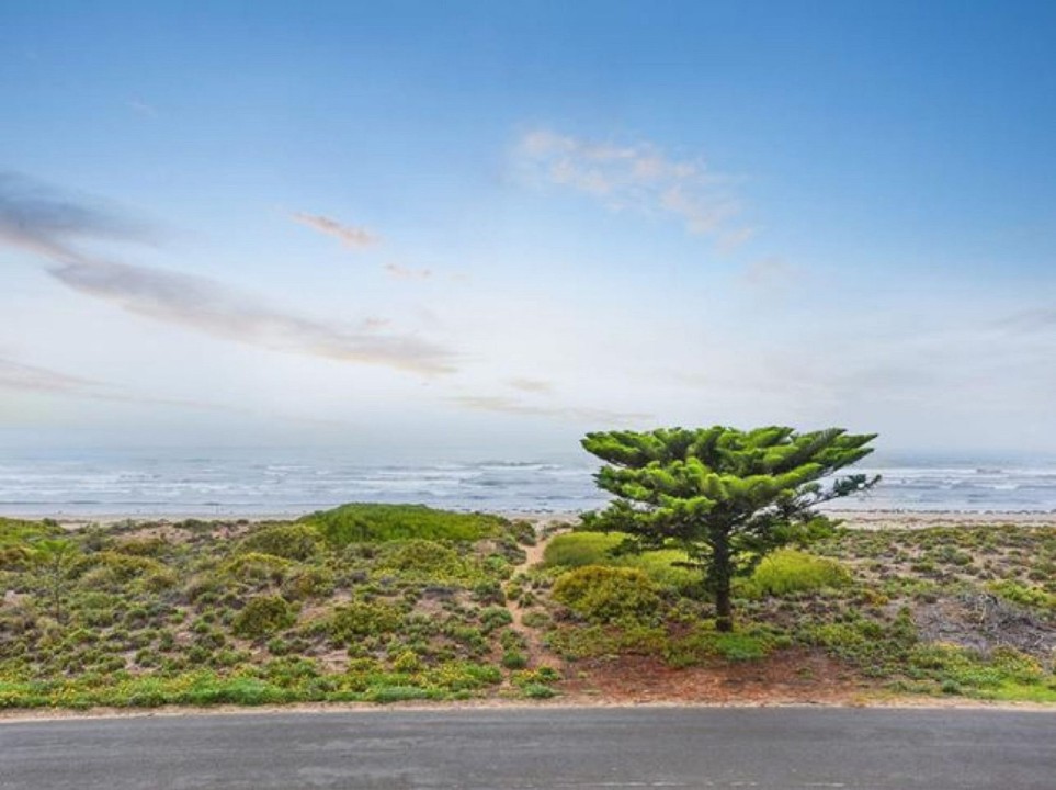 Close to Cafés & Surf Spots. Just minutes from local eats and Middleton Point surf.