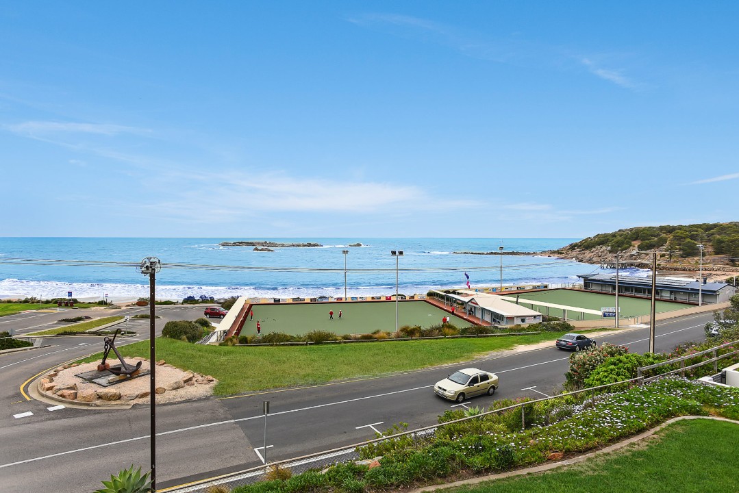 Walking distance to Horseshoe bay. Activities: Whale watching (June–September), heritage train rides, Granite Island, McLaren Vale wineries, bike trails