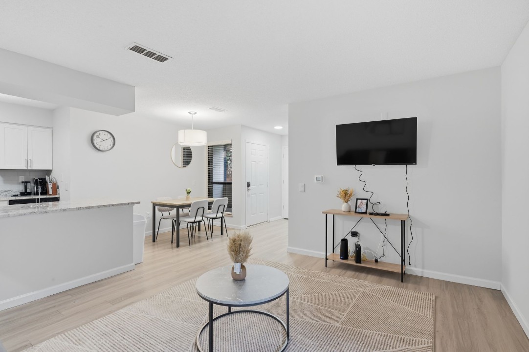 Taylor at 502 · Unit unit 2200-100 2/2
