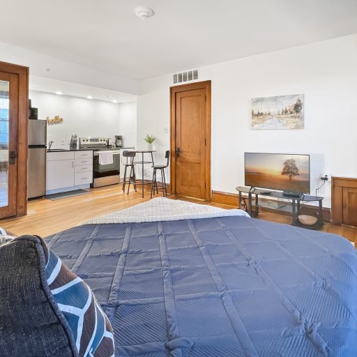 HUGE studio apt downtown DSM