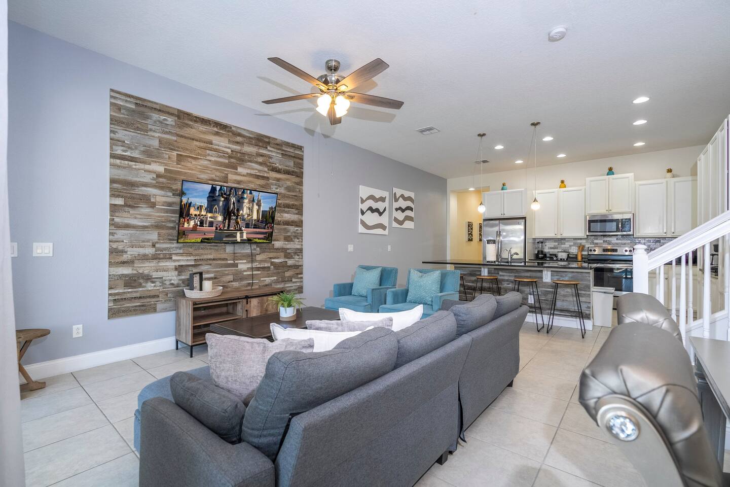 Enjoy our spacious open-plan living area, perfect for gatherings. Relax in the living room with a smart TV, prepare meals in the modern kitchen, and dine together in the adjacent dining area.