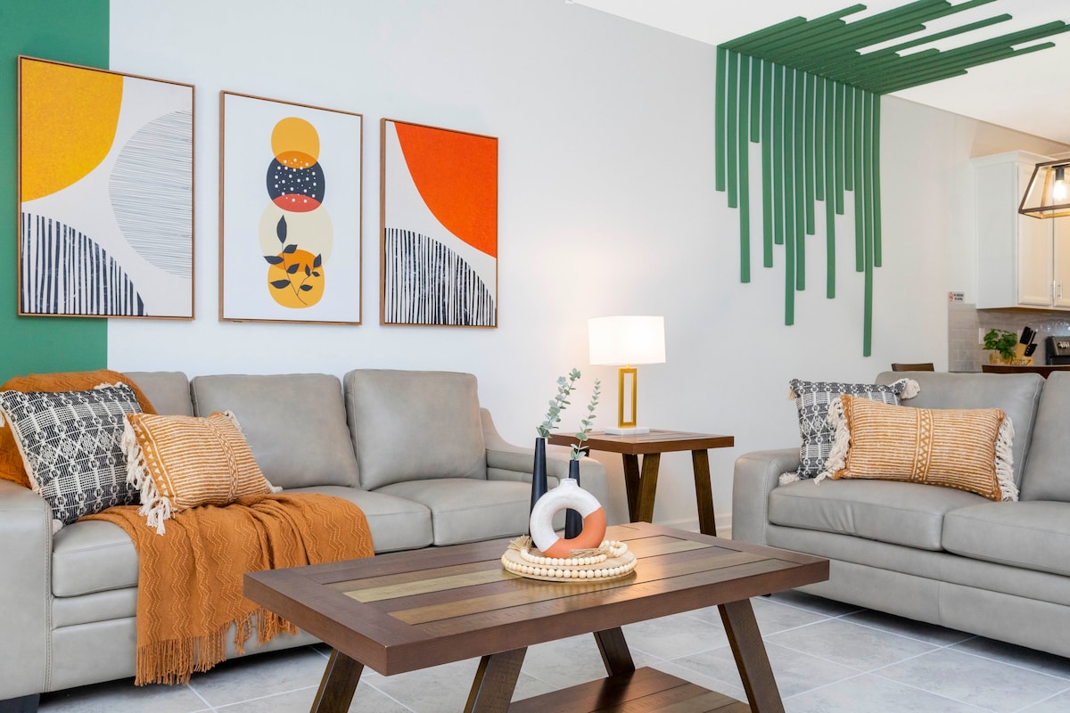 Our vibrant and cozy living room, where comfort meets modernity. Decorated in warm tones to make you feel warm and relaxed.