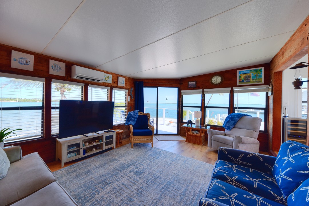 Windy Point Oceanfront in Geiger Key — Livingroom