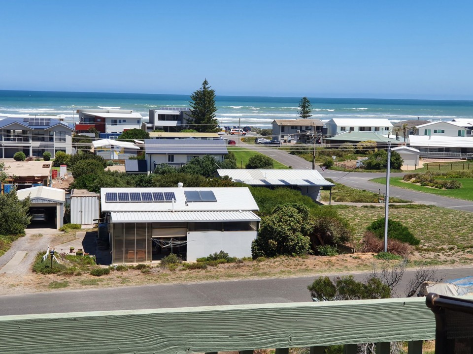 Positioned atop one of Hero Avenue’s highest vantage points, offering uninterrupted vistas of Middleton Beach, Port Elliot, Granite Island, and The Bluff at Encounter Bay.