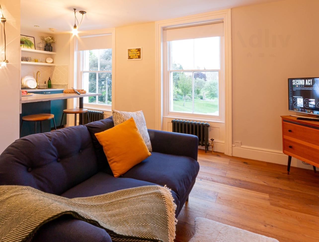 Flat 4, 6 Trinity SQ  photo 2