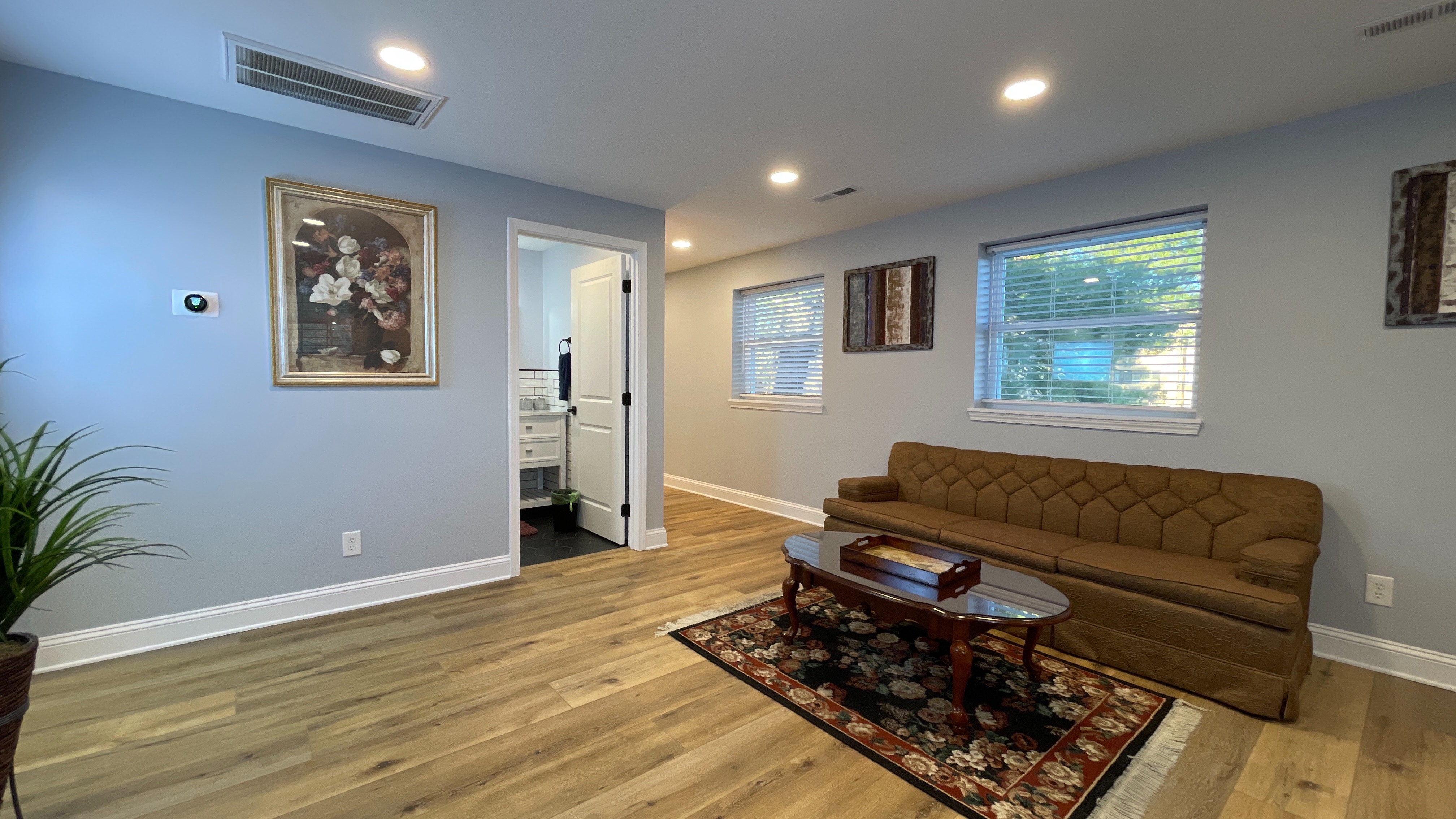 Cozy 2BR Retreat | Near Casino, Queen Beds, Parkin photo 5