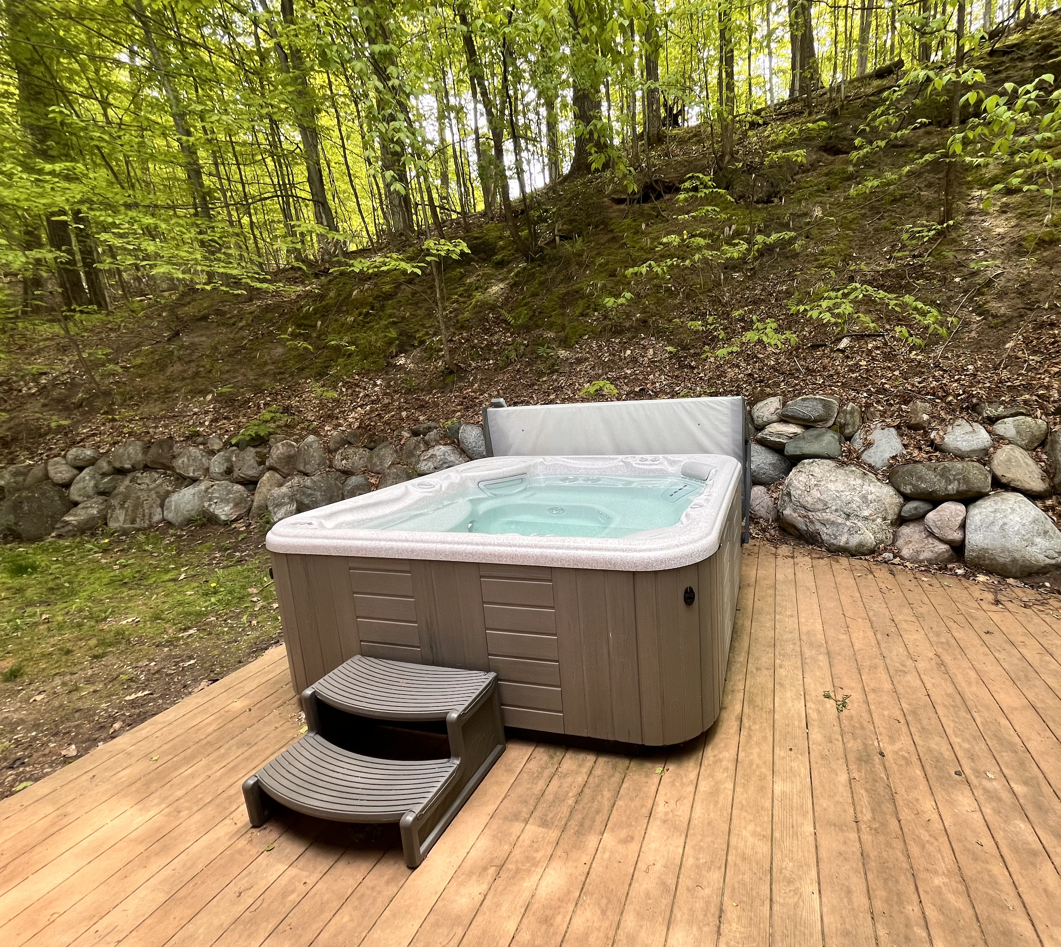 Leelanau Therapy+ HotTub/FirePlace/FirePit/AC/Ski in Traverse City, MI