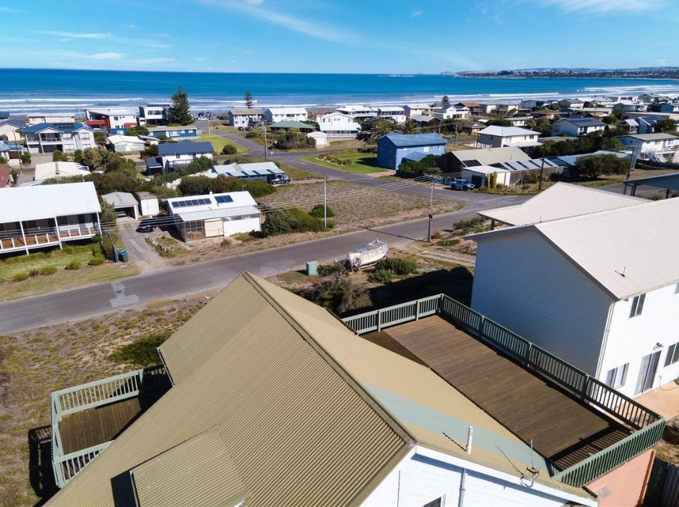 Positioned atop one of Hero Avenue’s highest vantage points, offering uninterrupted vistas of Middleton Beach, Port Elliot, Granite Island, and The Bluff at Encounter Bay.