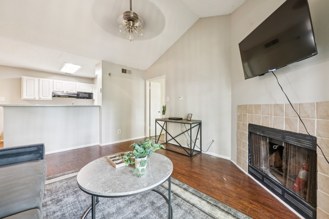 The Davis · Unit 1824 2/2
