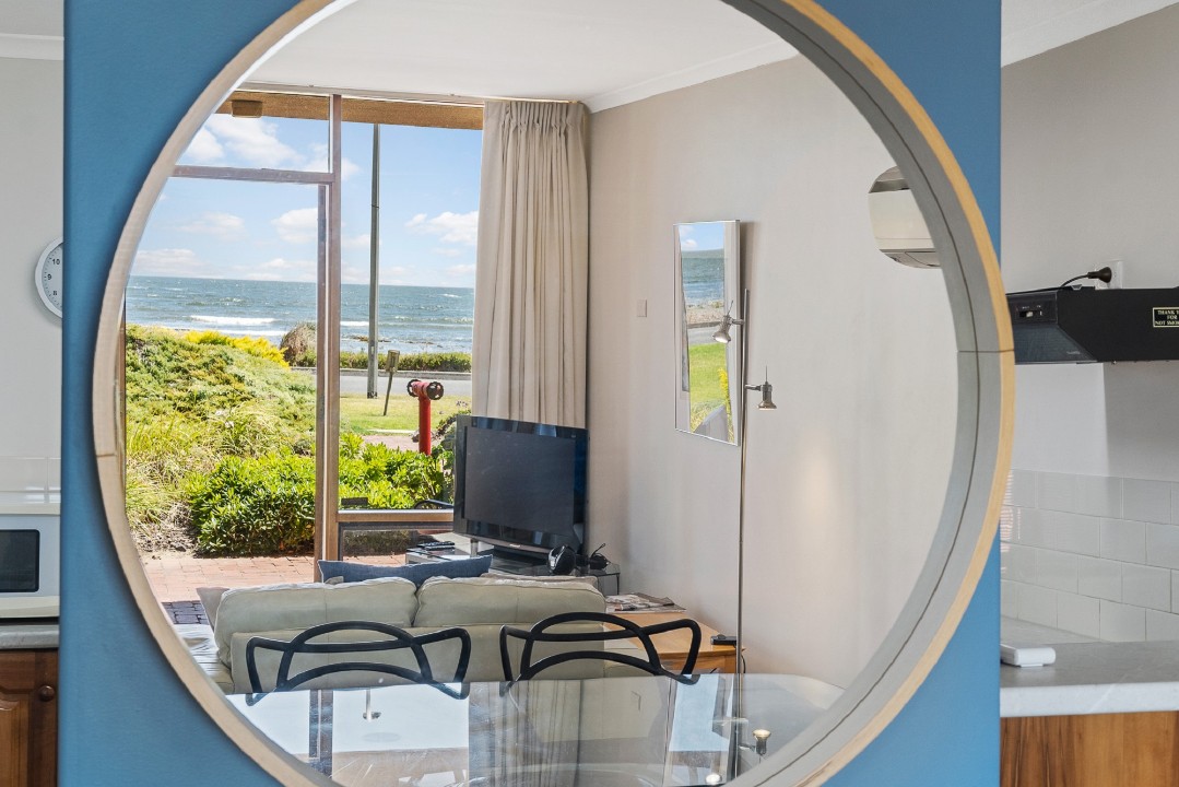 Access Limitations Clearly Communicated
Guests are advised that the garage and tennis court are private and not available for use, setting clear expectations to avoid any confusion during their stay.