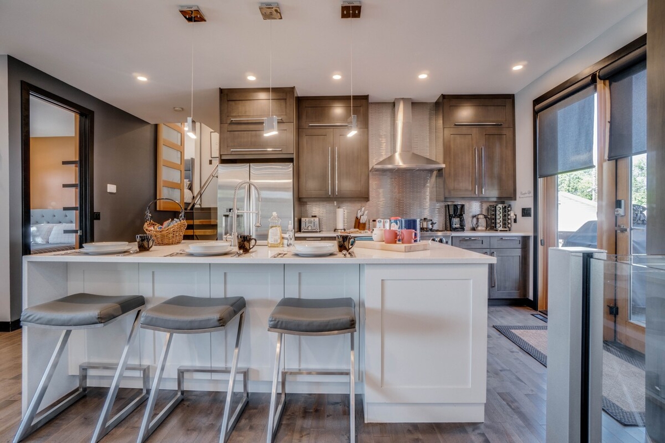Forest –  Bright & Stylish Home W/ King Bed + Ac - Canada