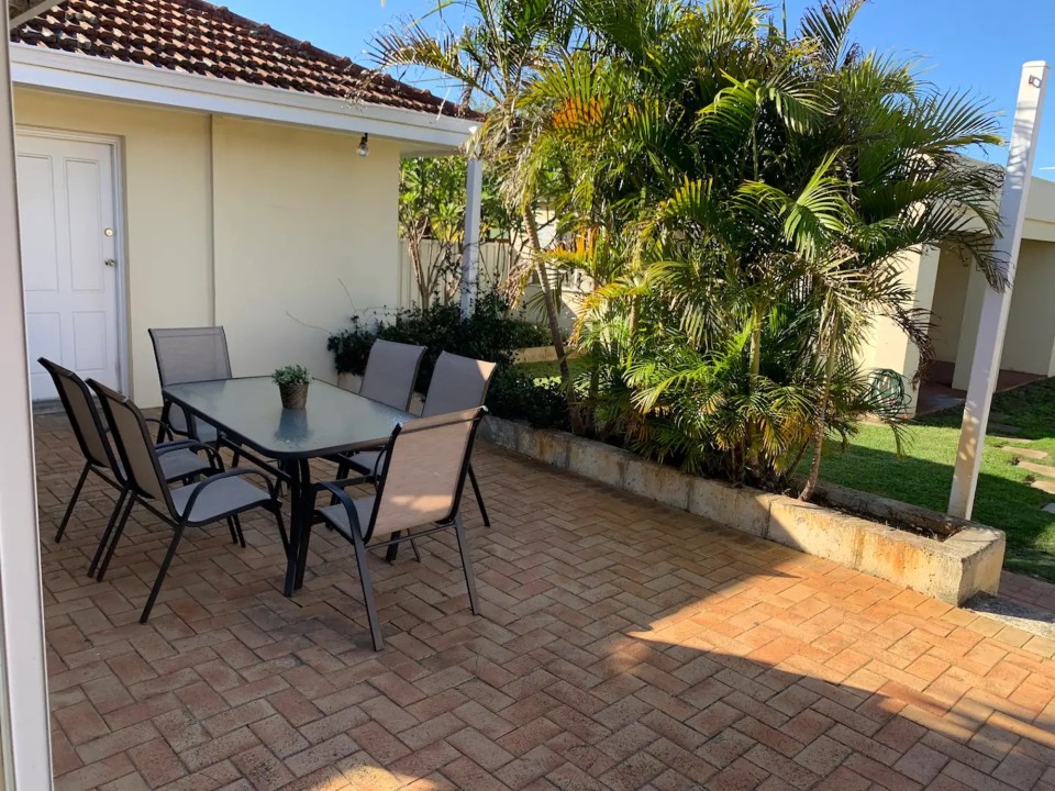 Unwind @  Yokine Escape 'Pet Friendly" - Located in the Mt Lawley High Schoolzone, it offers convenience for visiting families.