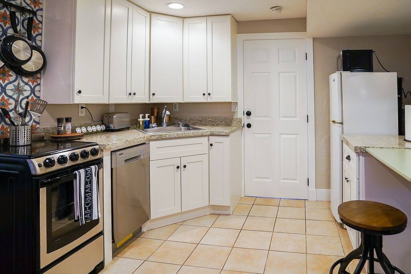 Lovely 1-Bedroom Apt photo 3