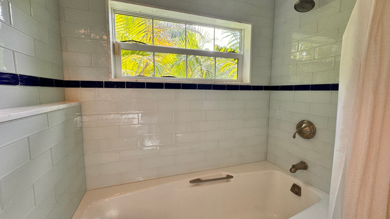 Carsten Lane Cottage — Bathroom 1 with tub