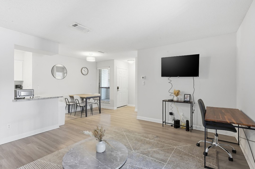 Taylor at 502 · Unit unit 2200-107 2/2