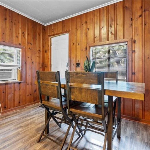 Woody dining with air-condition