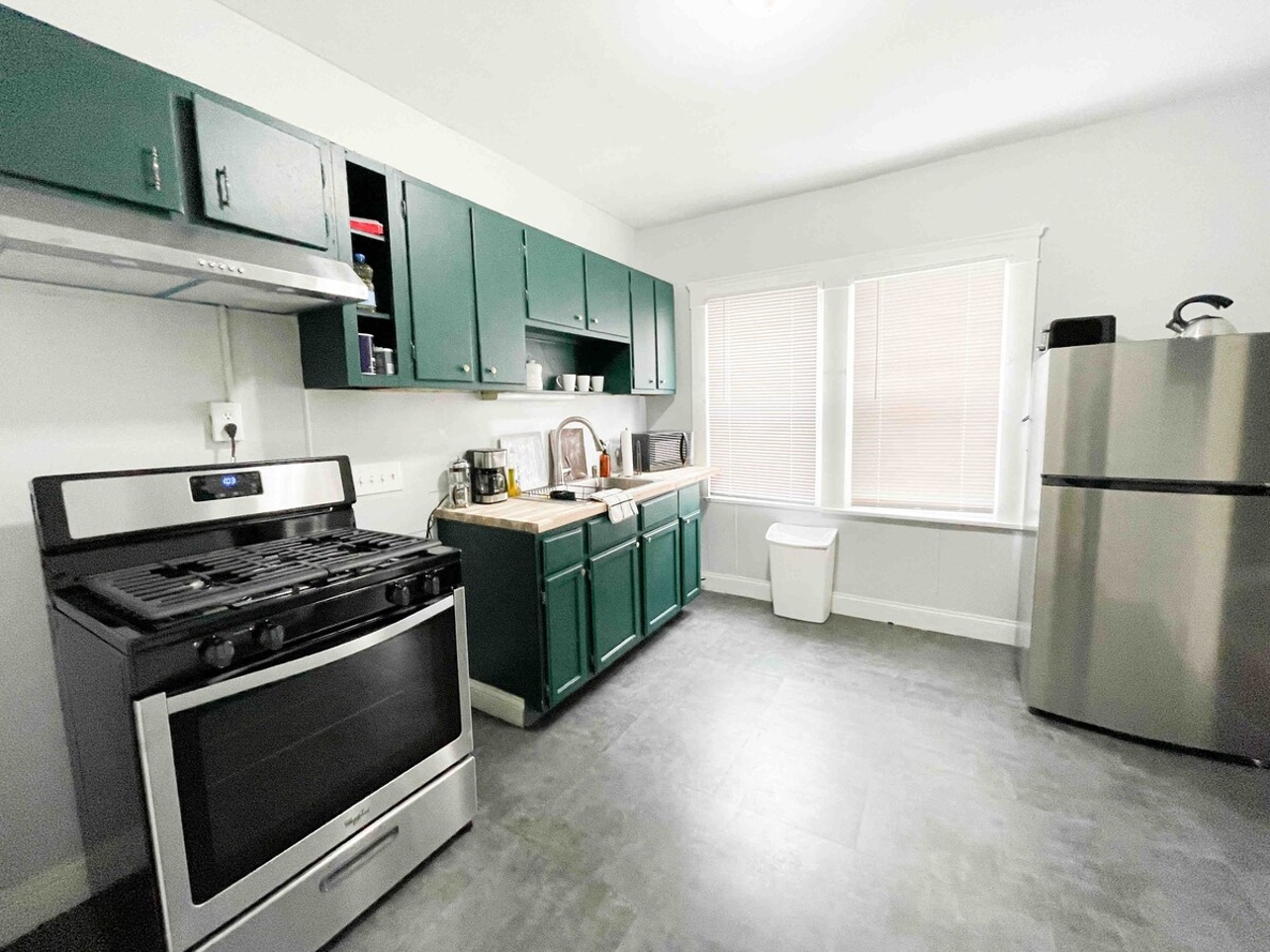 Stay & Park On Almira – Central Apartment For 4 - Cleveland, OH