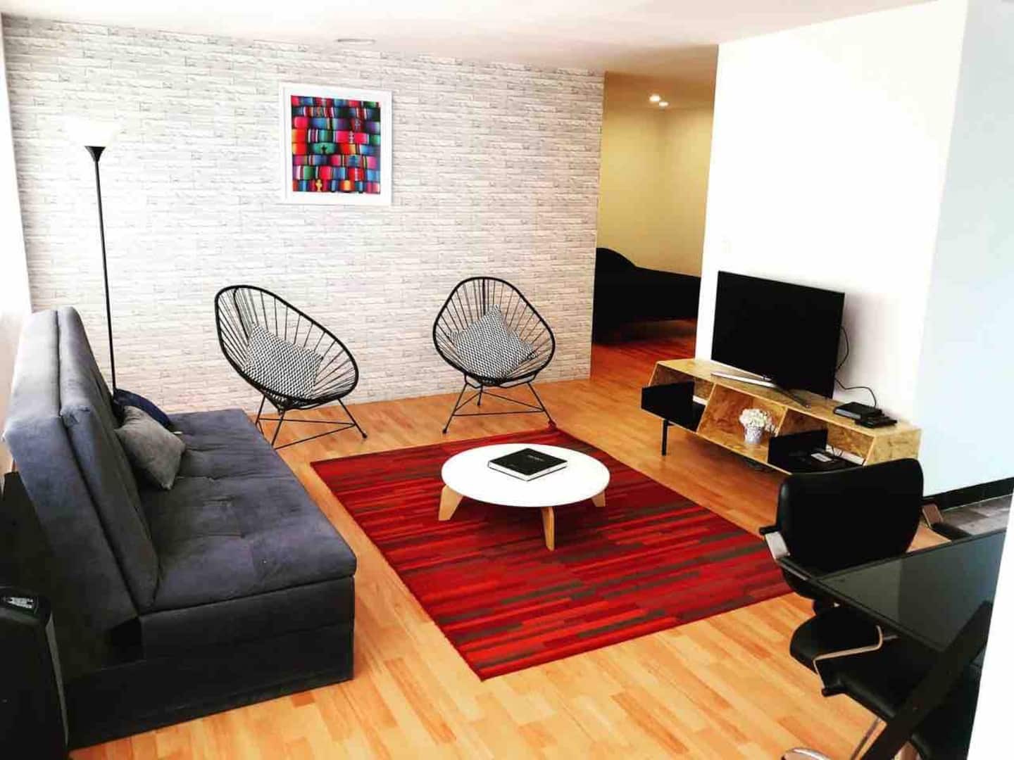 Encontrarás una sala en el departamento con sofá cama.
El departamento cuenta con aproximadamente 70 metros cuadrados (incluyendo habitaciones, áreas comunes y baño completo)