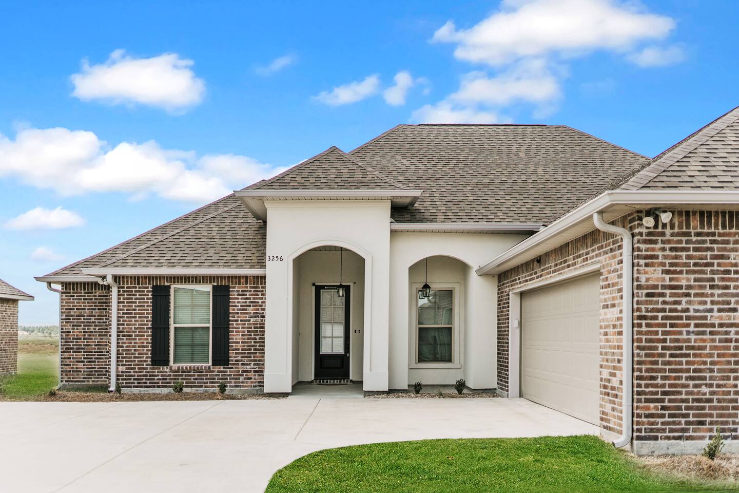 Comfortable Sanctuary With Modern Amenities - Charming Contractor Retreat - Lake Charles, LA