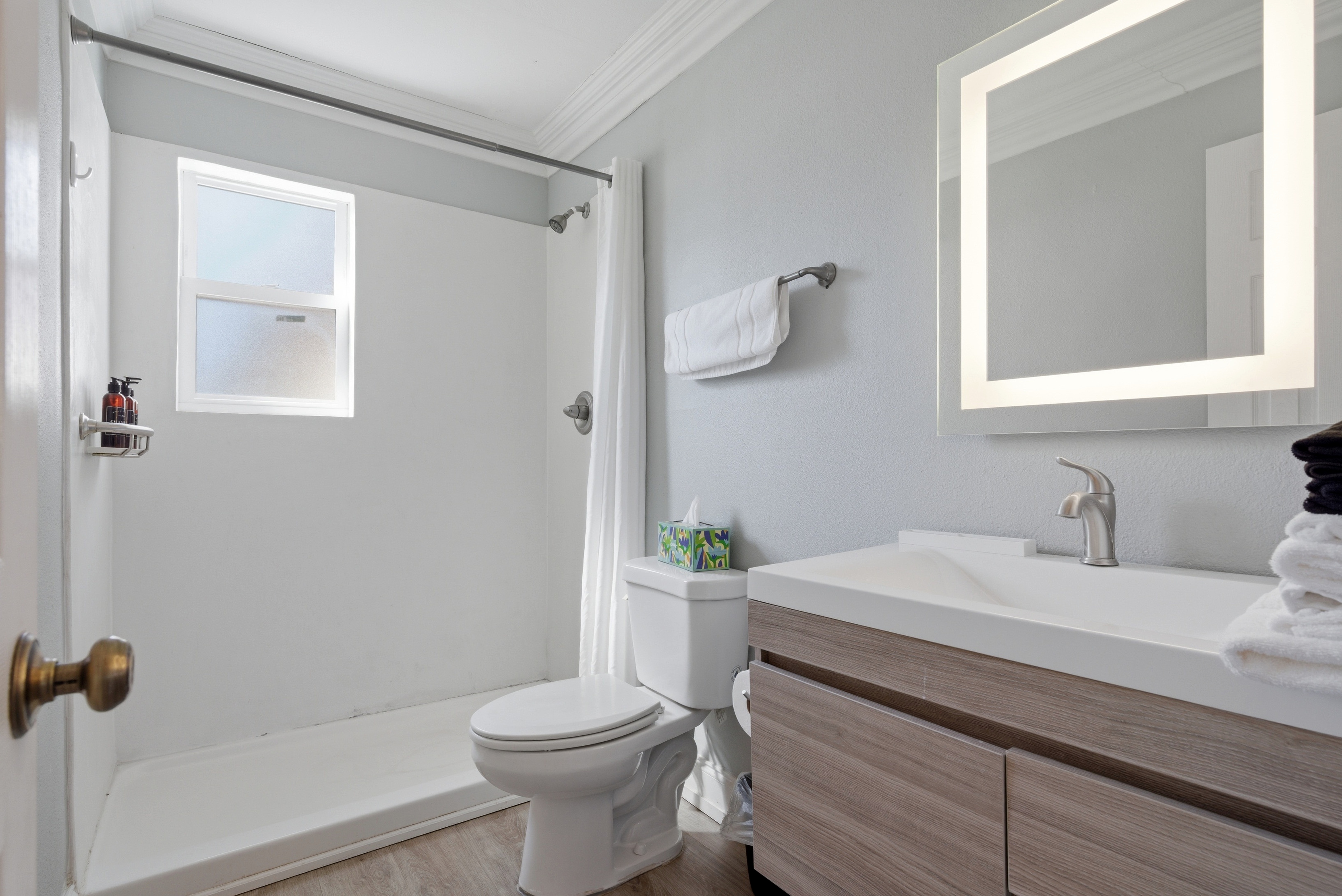 Minimal bath design with fresh appeal