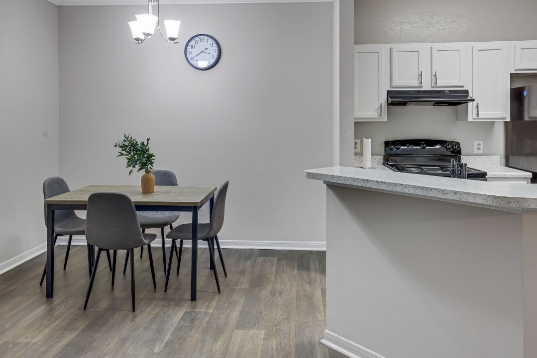 The Avenues of Lakeshore · Unit 811 2/2