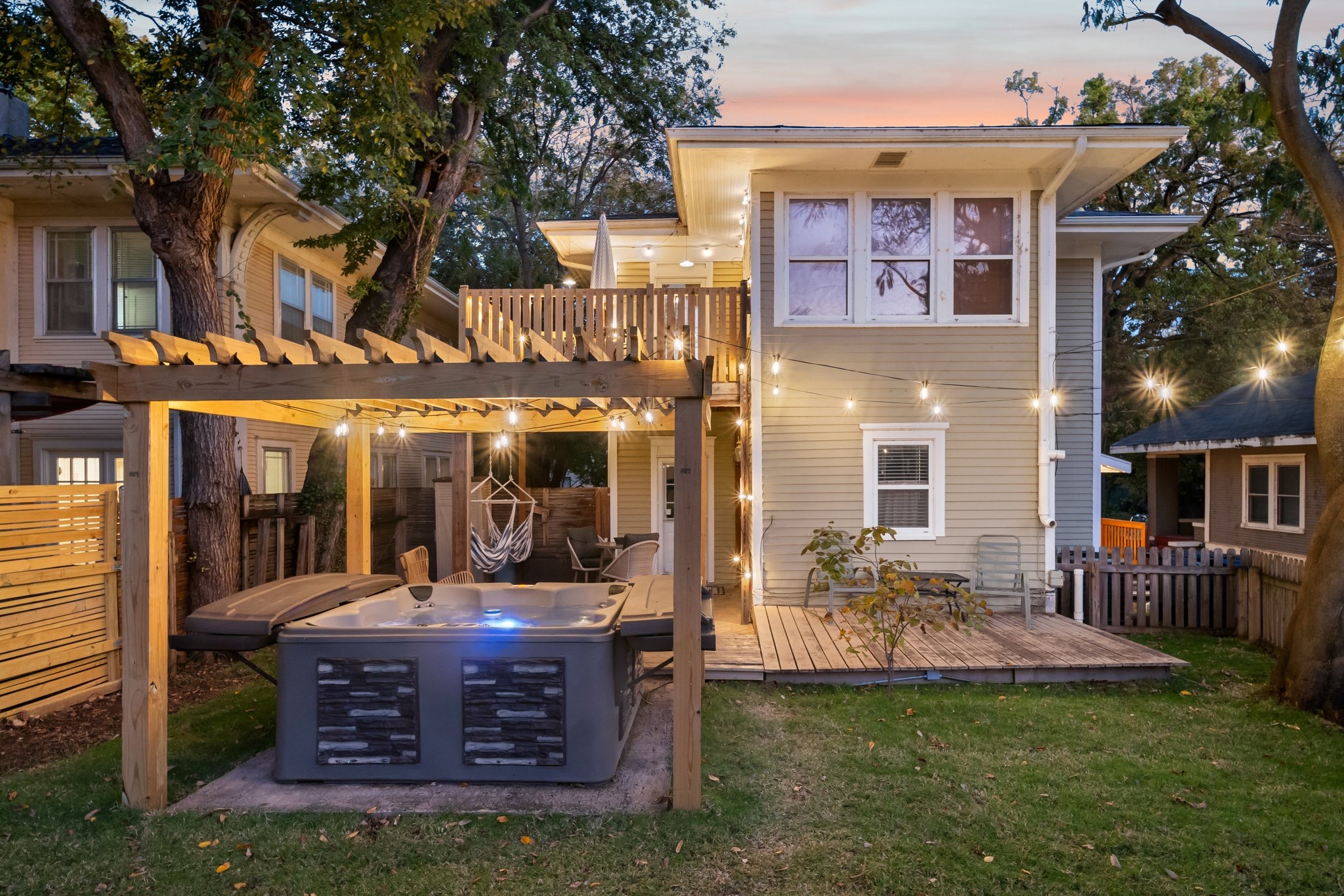 Elegant Retreat With Hot Tub And Basketball Court - Charming Escape - Tulsa, OK