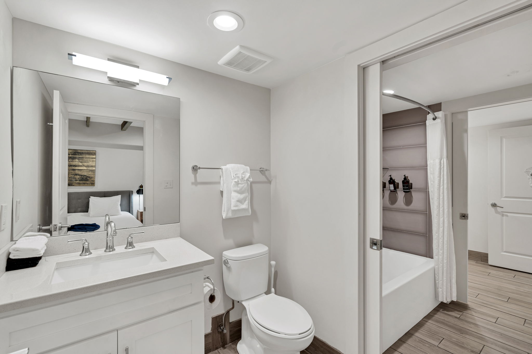 Full bathroom 2 (unit 2)