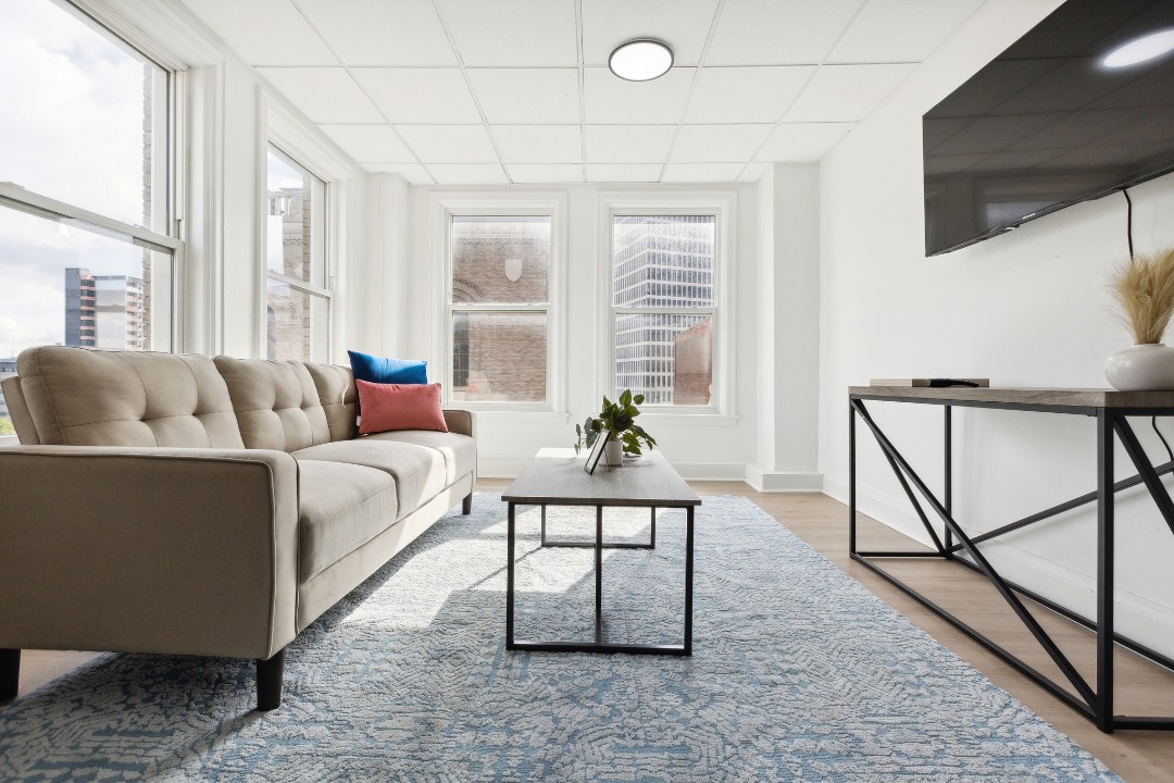 on East, 636- · Unit 111  1/1