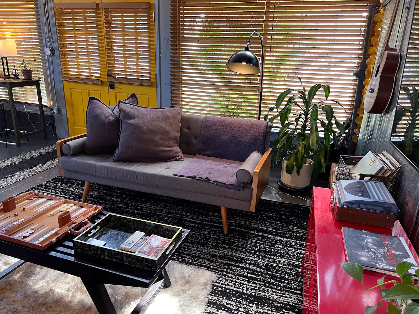 Lounge, watch TV, listen to records, play backgammon or get online web at blazing fast speeds. 

This is the place for any of the above.