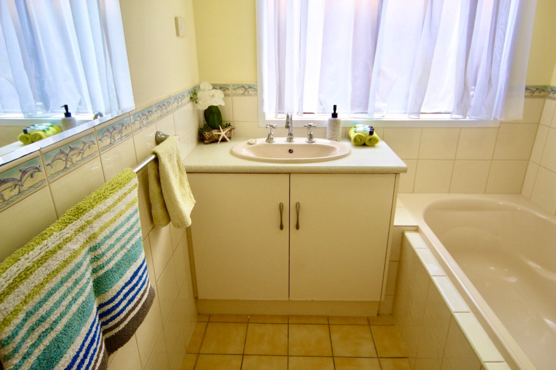 Main Bathroom – Features a bath and separate toilet, offering convenience for shared use and reducing wait times in the mornings.