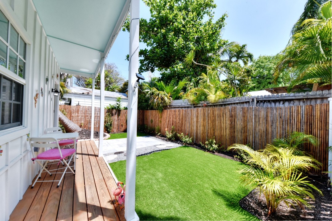 1/1 Cottage close to Duval st. — Private yard and Front Porch