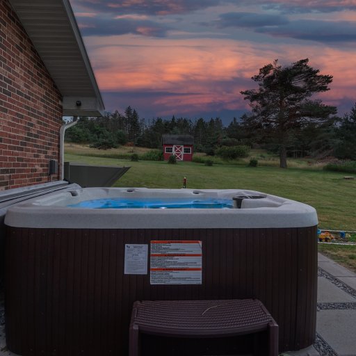 Private outdoor hot tub – ideal after skiing or a long day on the course.