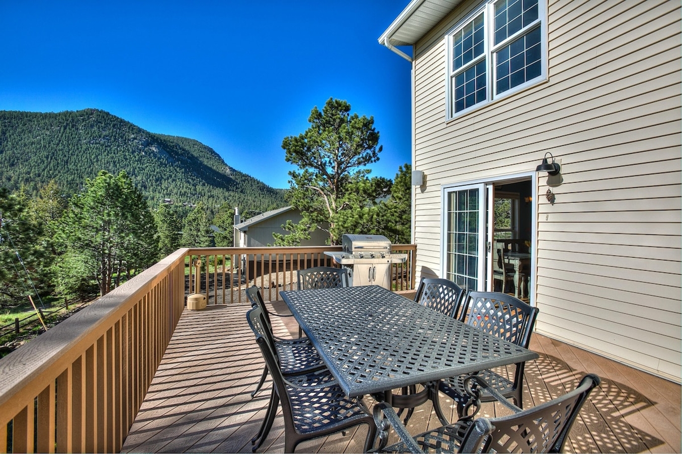 Vacation Rental Downtown Large Home with Hot Tub & Fireplace