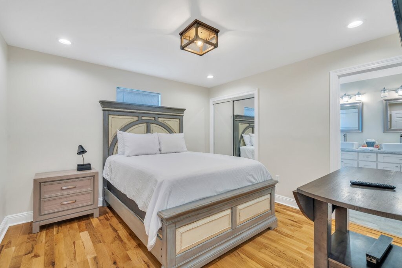 Bedroom 1 | Queen Bed