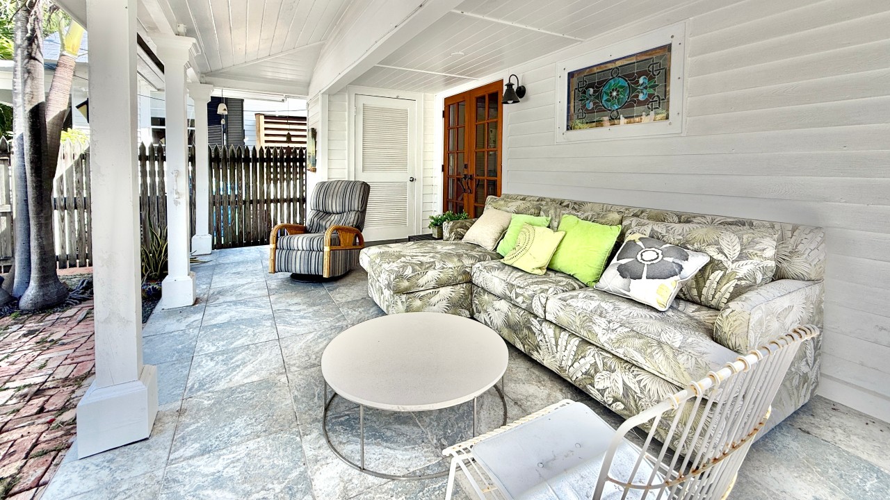 Carsten Lane Cottage — Front Porch