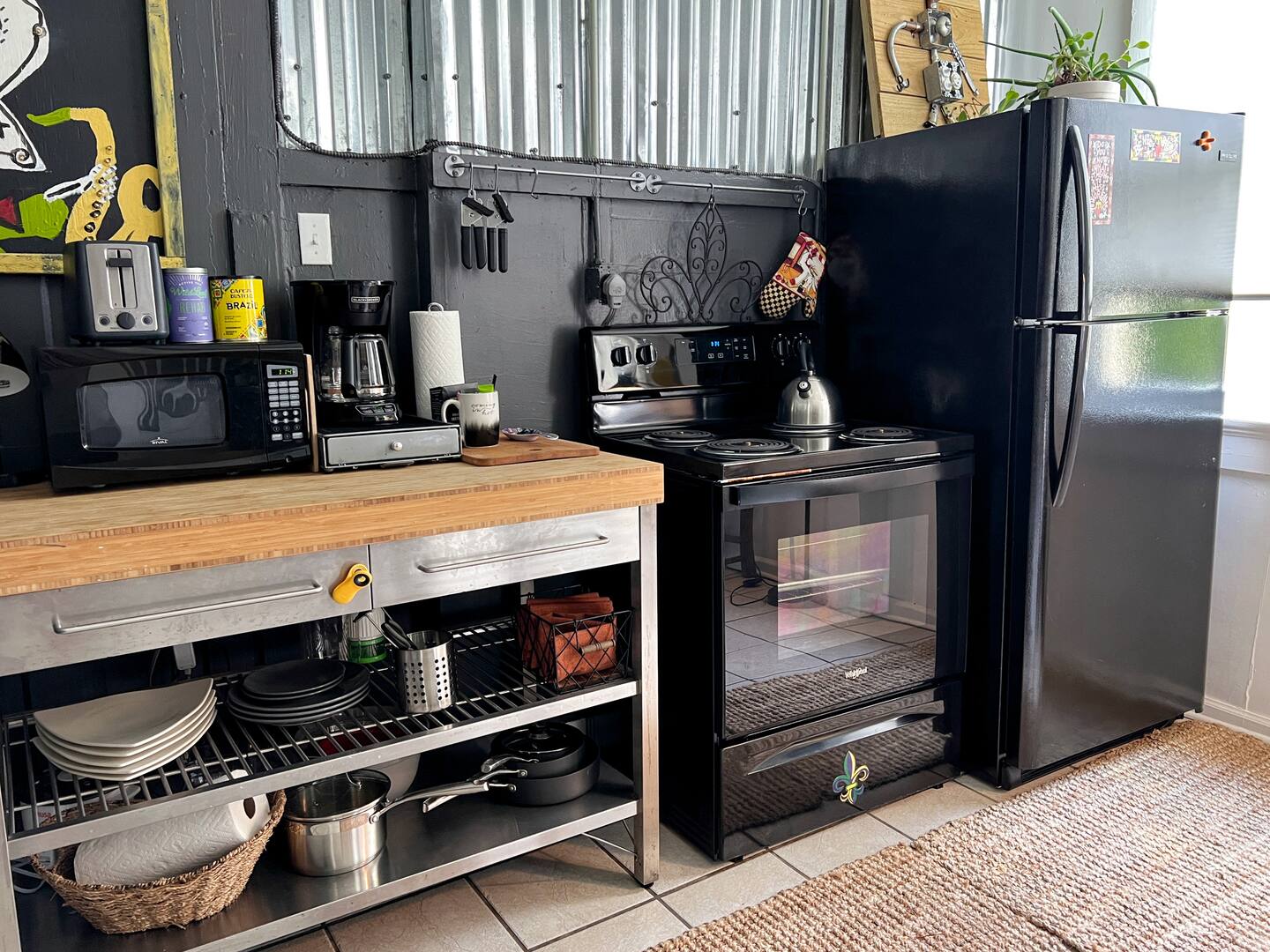 A simple yet practical kitchen, perfect for preparing quick meals and storing delicious leftovers.