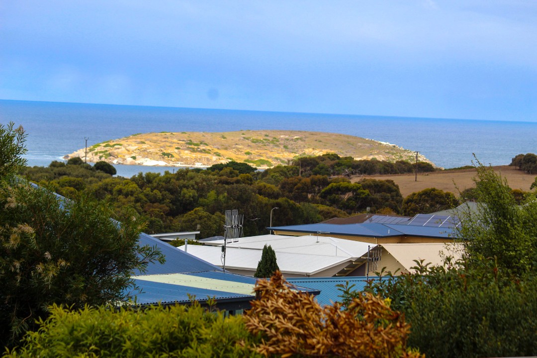 Close to Coastal Walks. Direct access to walking trails like The Bluff and beachfront strolls.