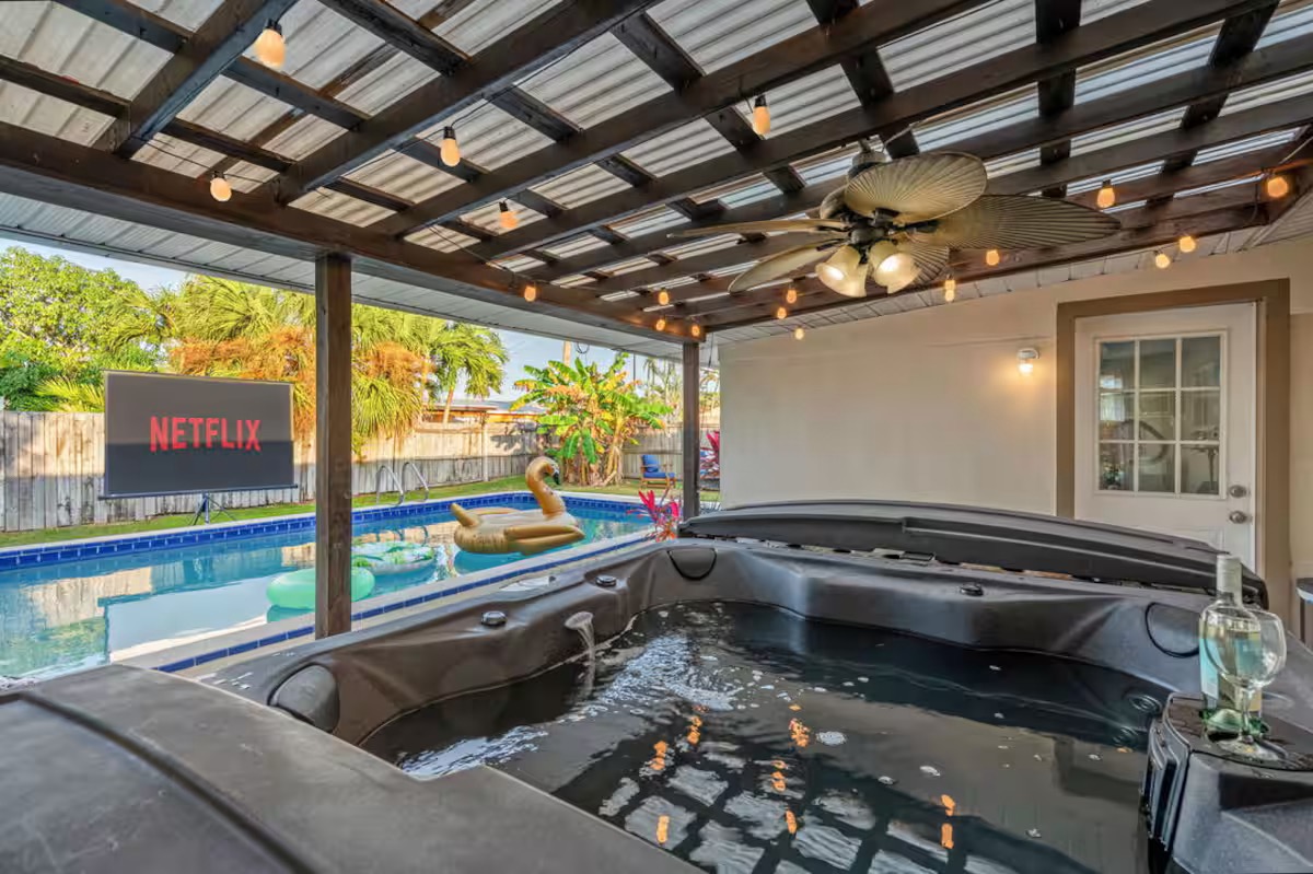 Pool + Hot Tub + Movie Nights|walk To Cocoa Beach - Cocoa Beach, FL