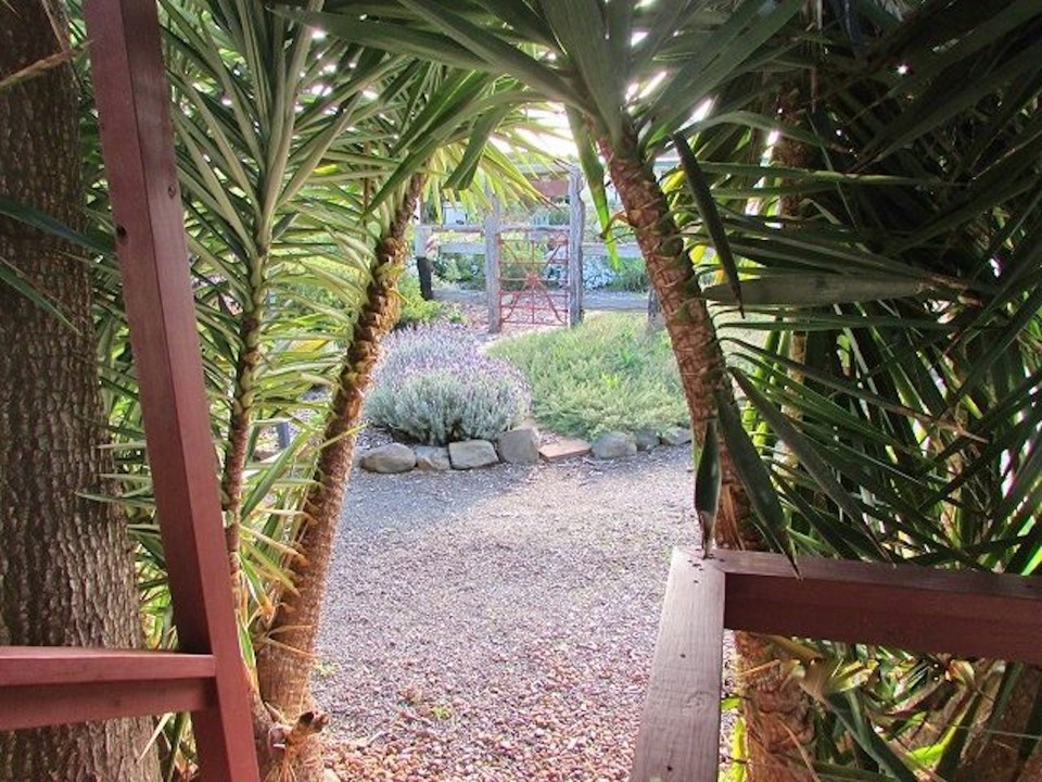 Only a short stroll to Middleton Point surf beach, the Tavern, and Middleton township, providing an unbeatable location for beach lovers and convenience seekers alike.