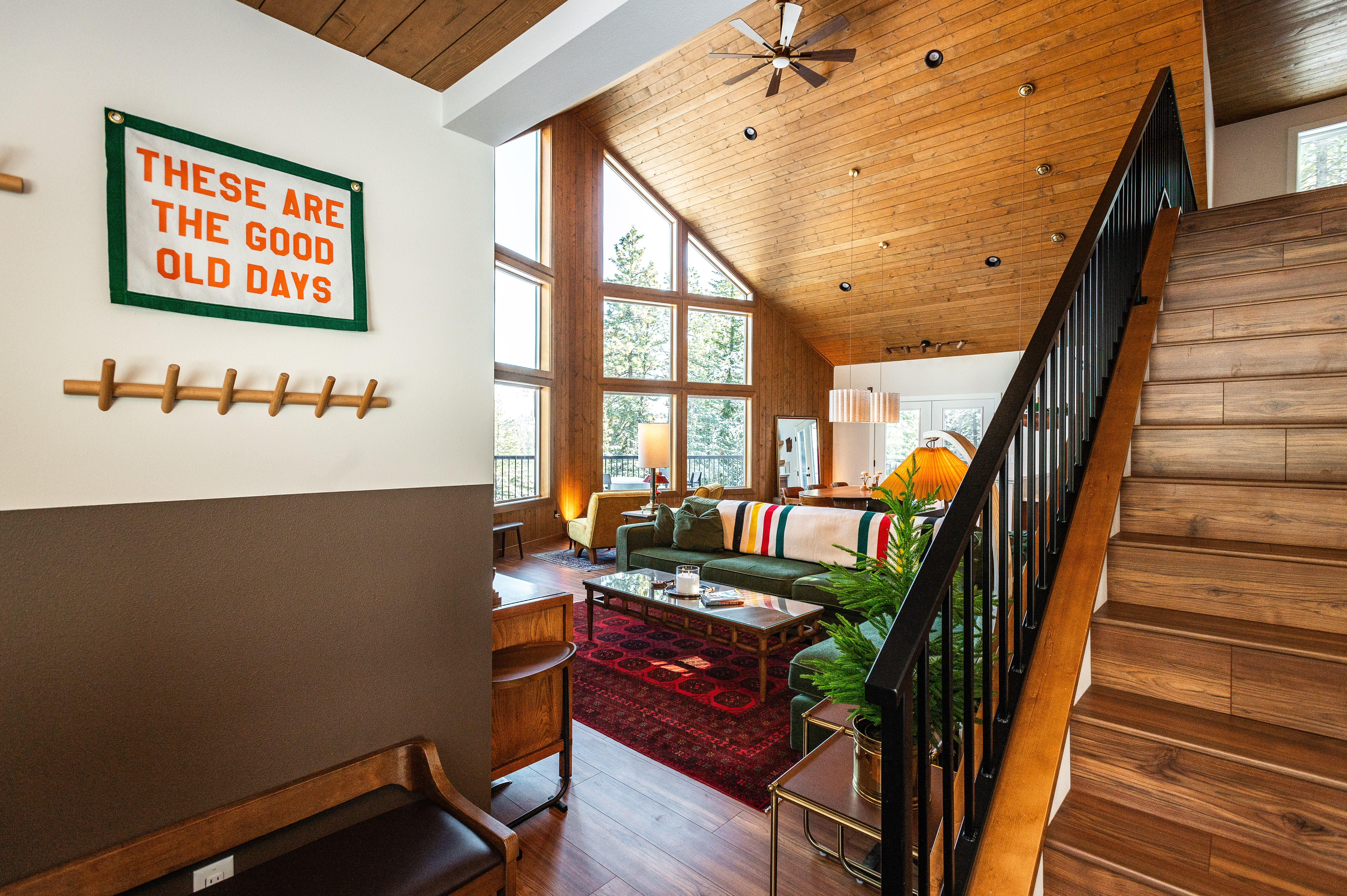 70s Camp Vibes in Luxe Modern Mountain Cabin in Cle Elum, WA