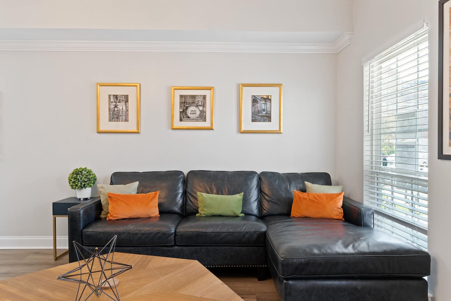 Spacious living room perfect for a family or group!