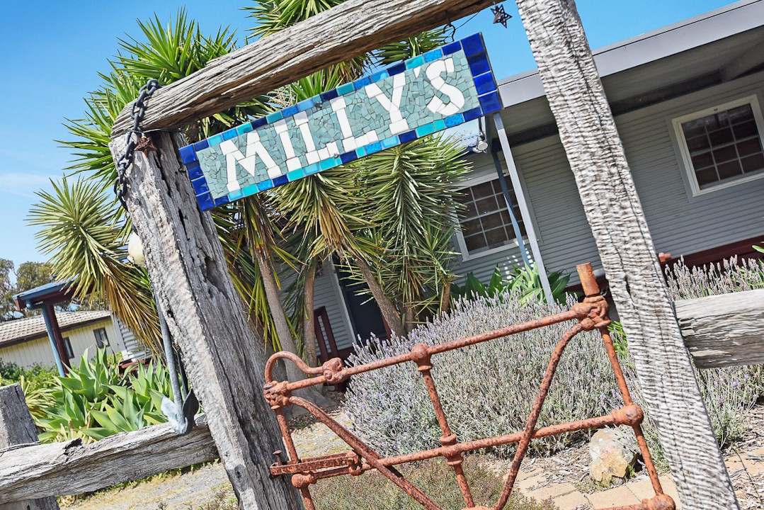 Only a short stroll to Middleton Point surf beach, the Tavern, and Middleton township, providing an unbeatable location for beach lovers and convenience seekers alike.