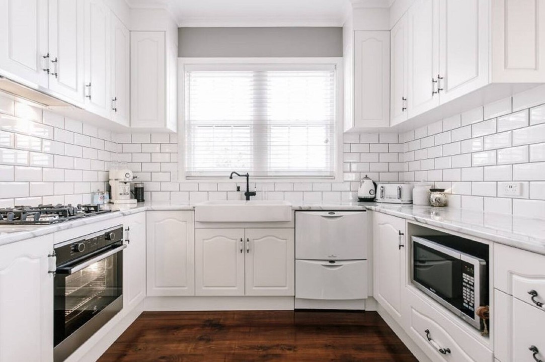 Features modern gas & electric cooking, and a dishwasher, including a refrigerator and microwave oven.