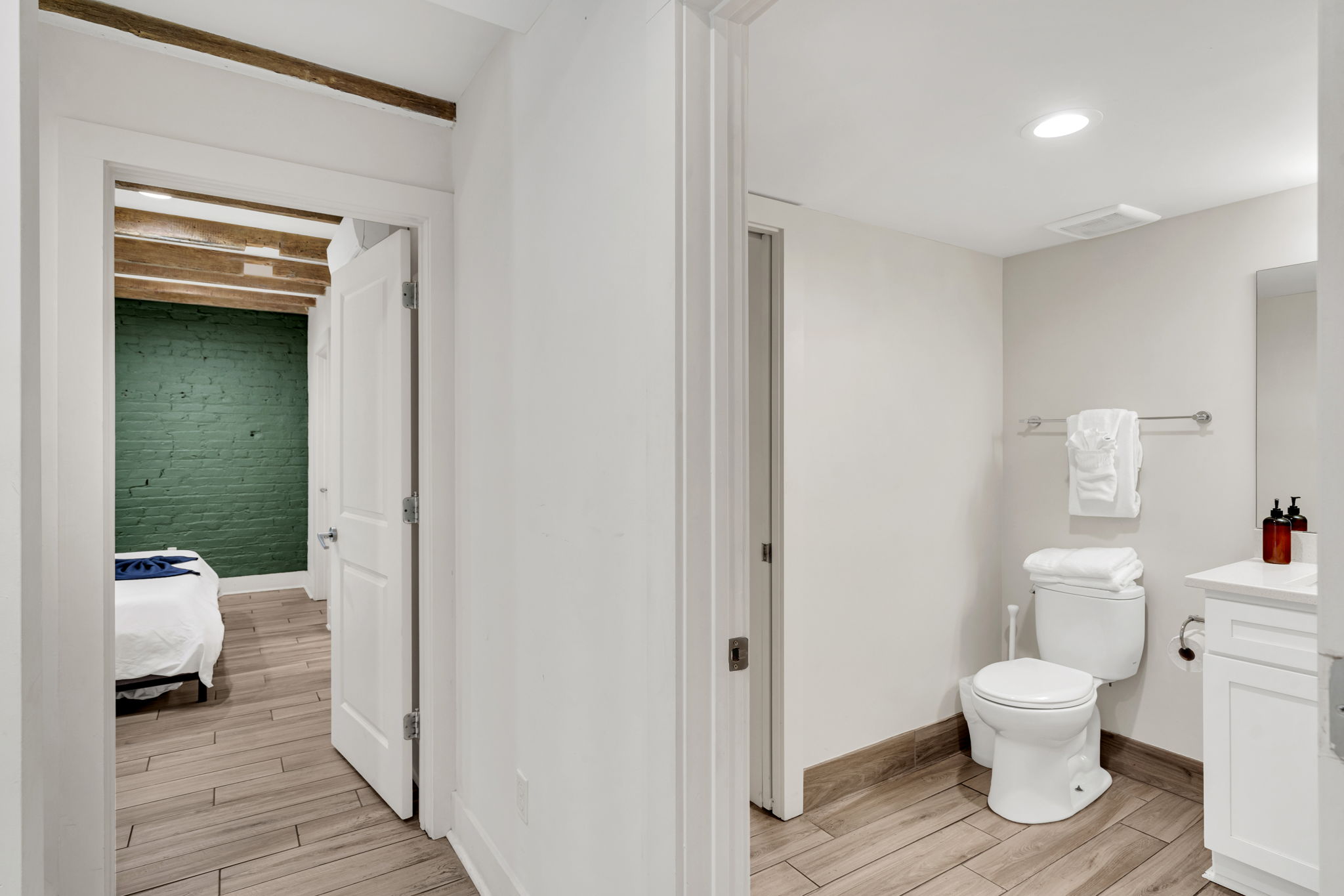 Full bathroom (unit 2)