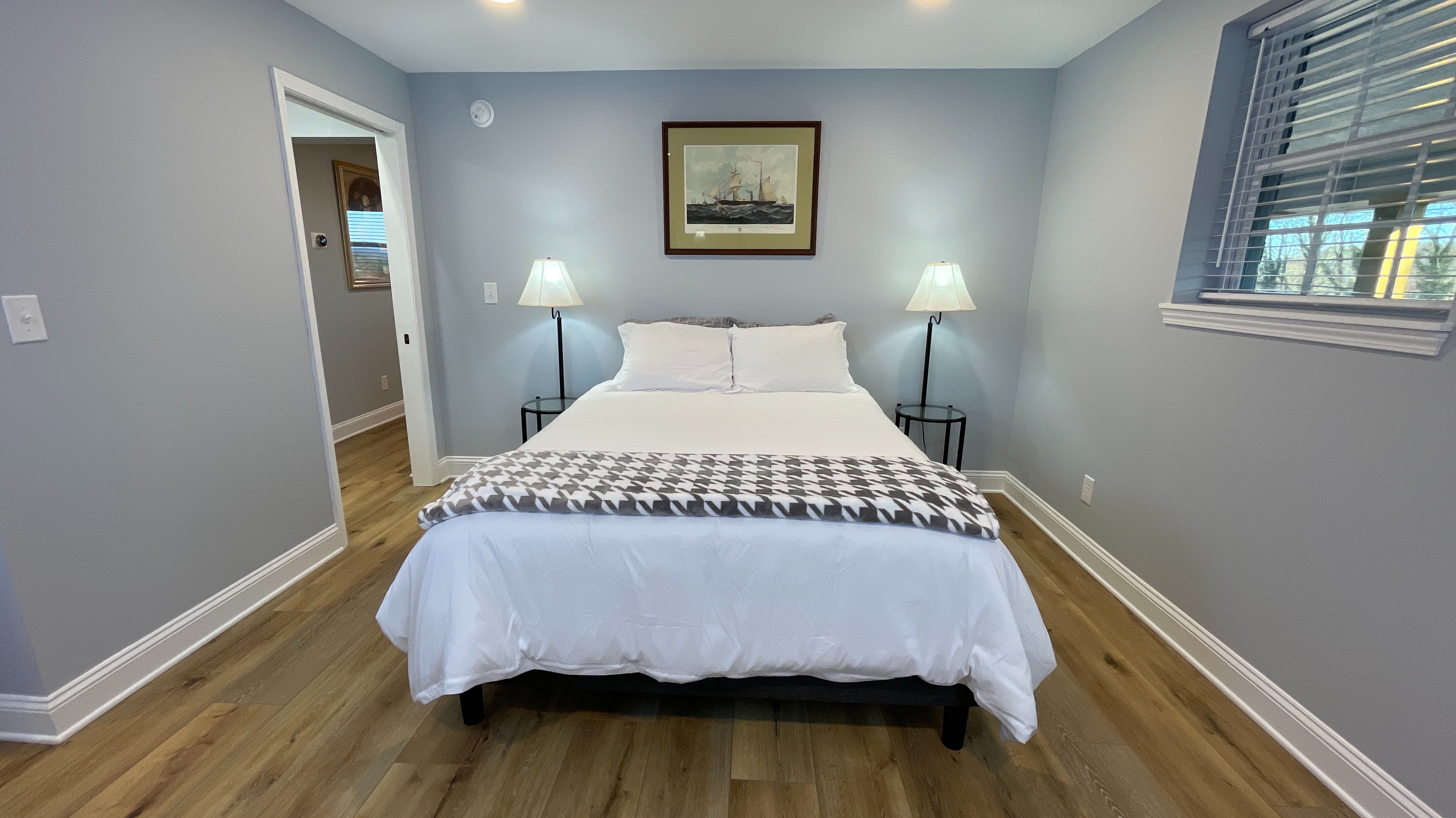 Cozy 2BR Retreat | Near Casino, Queen Beds, Parkin photo 2