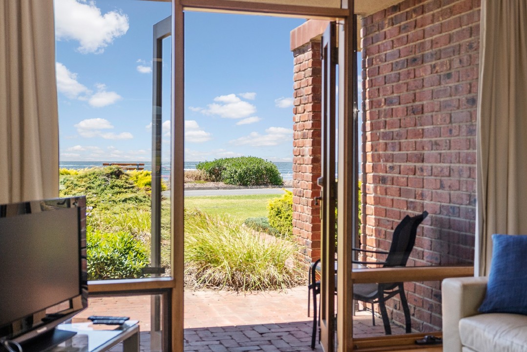 A short stroll to Eat at Whalers, Yilki Deli, Beach House Cafe, and other coastal dining favourites – ideal for guests seeking a culinary getaway.