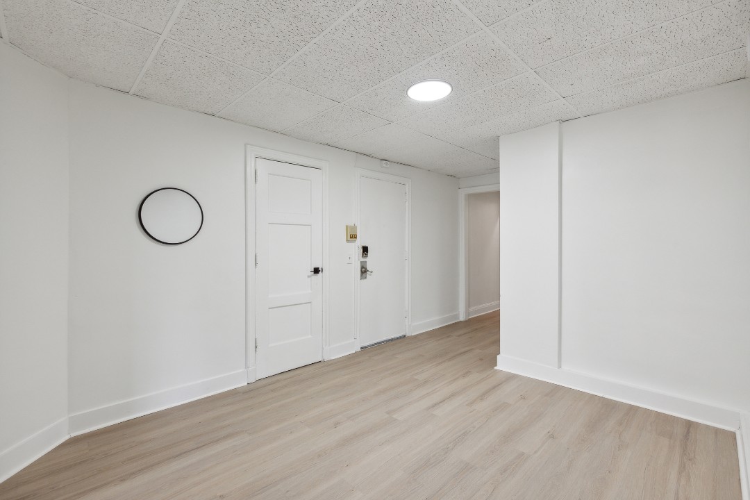 on East, 419- · Unit 111  1/1