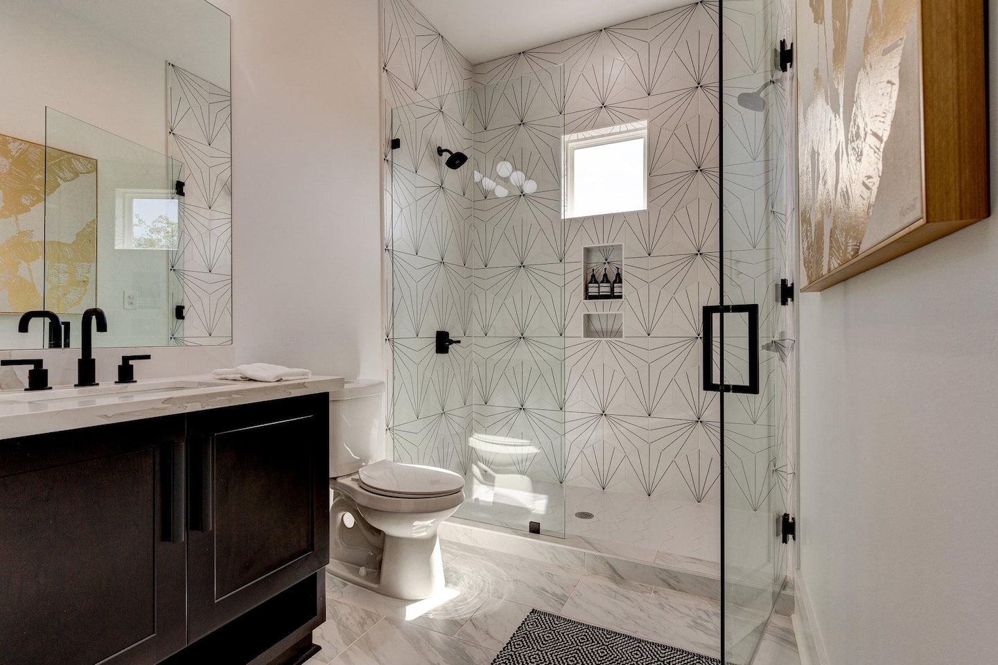 Accessible from the hallway and the upstairs master bedroom, this bathroom is our favorite! Can you see why? (Bathroom 3.5/3.5)