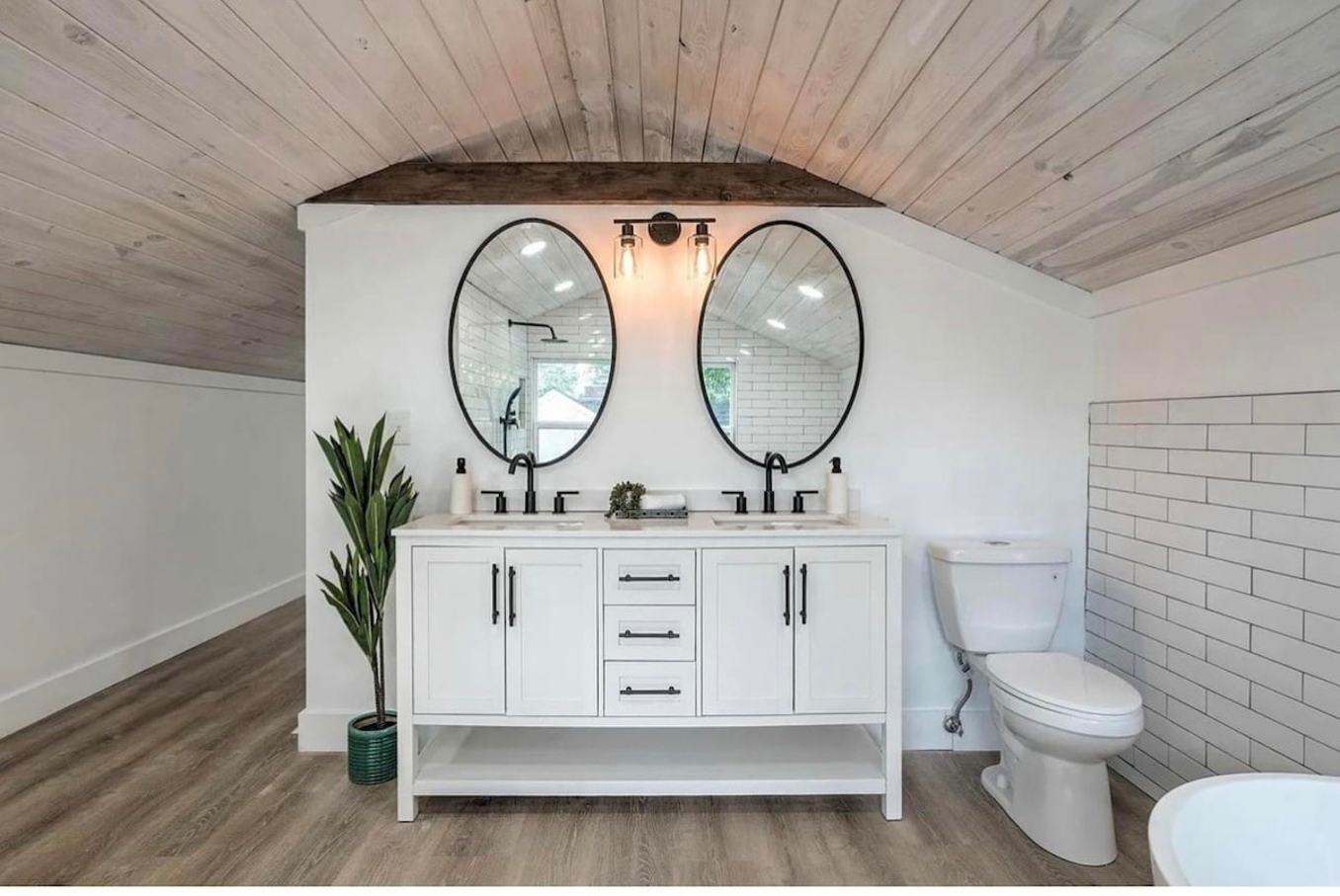 Charming Retreat With Hot Tub And Spacious Kitchen - Elegant Oasis - Tulsa, OK