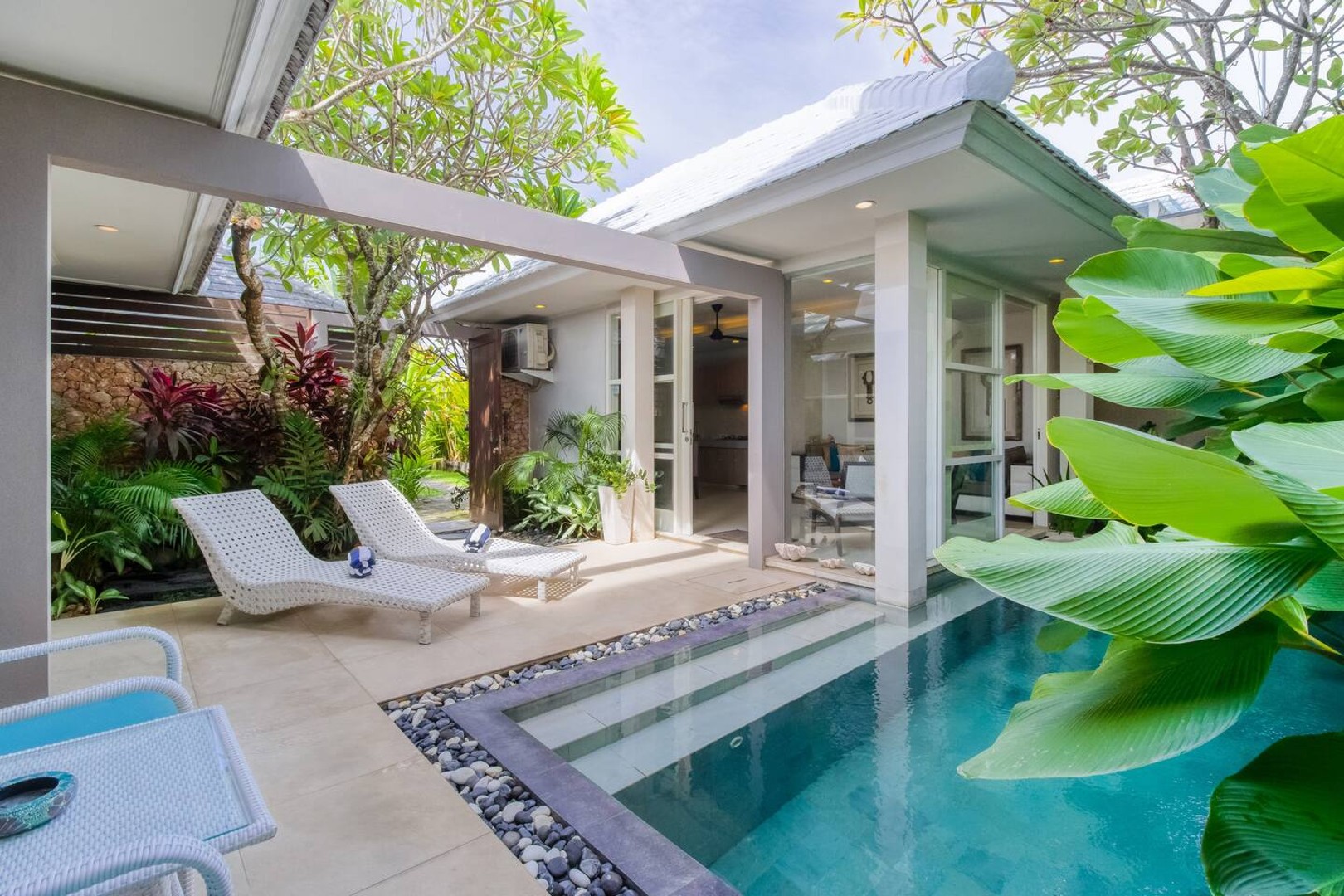White Pearl · Private 2 Bed Pool Villa in Bustlin